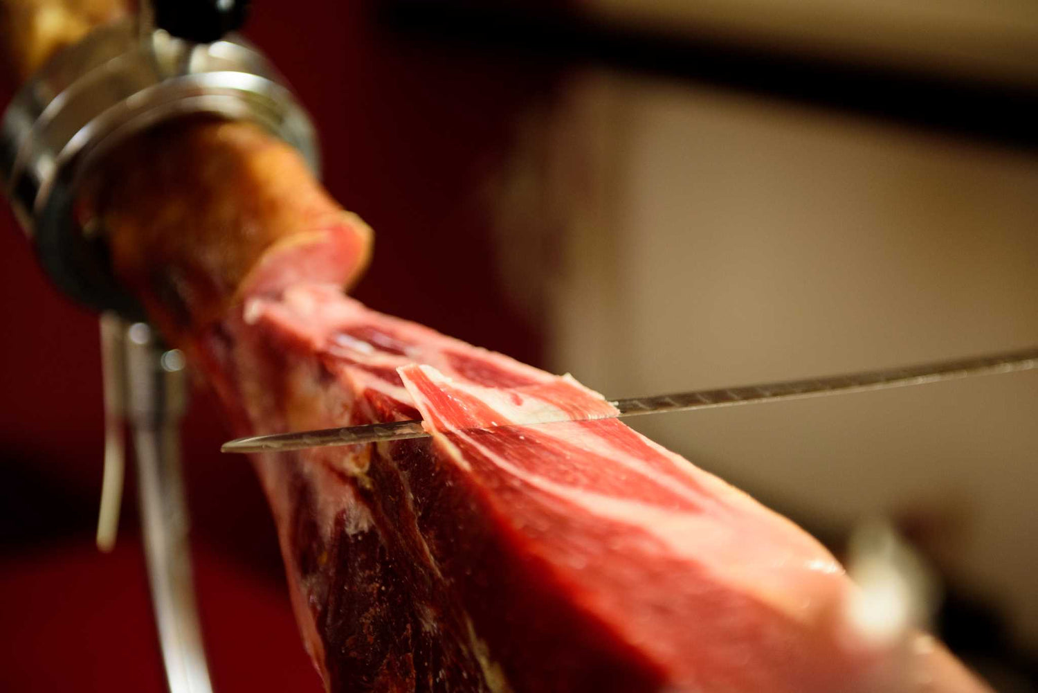 Cuchillo jamonero cortando a la perfección una loncha de jamón