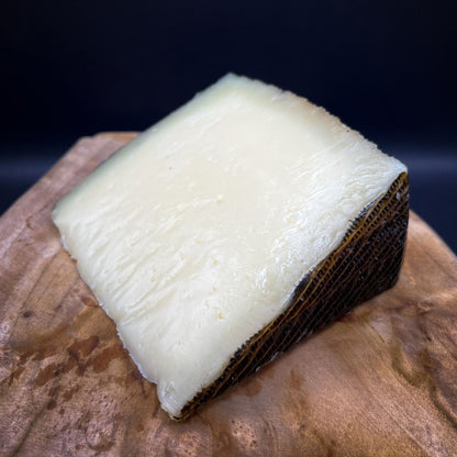 Cuña de queso semicurado. Mezcla de leches de vaca, oveja y cabra.